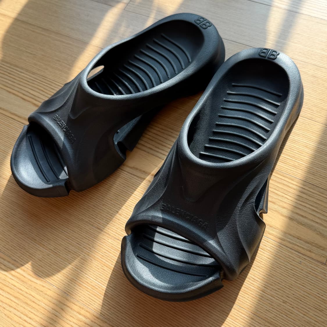 [42] 발렌시아가 러버 몰드 슬라이드 샌들 블랙 상품이미지2
