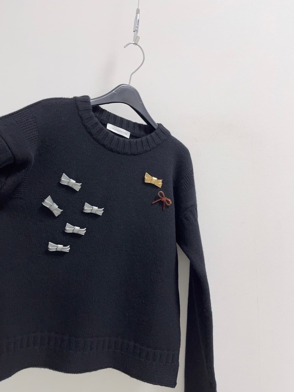 JW앤더슨 리본 포인트 울 크루넥 니트  상품이미지5