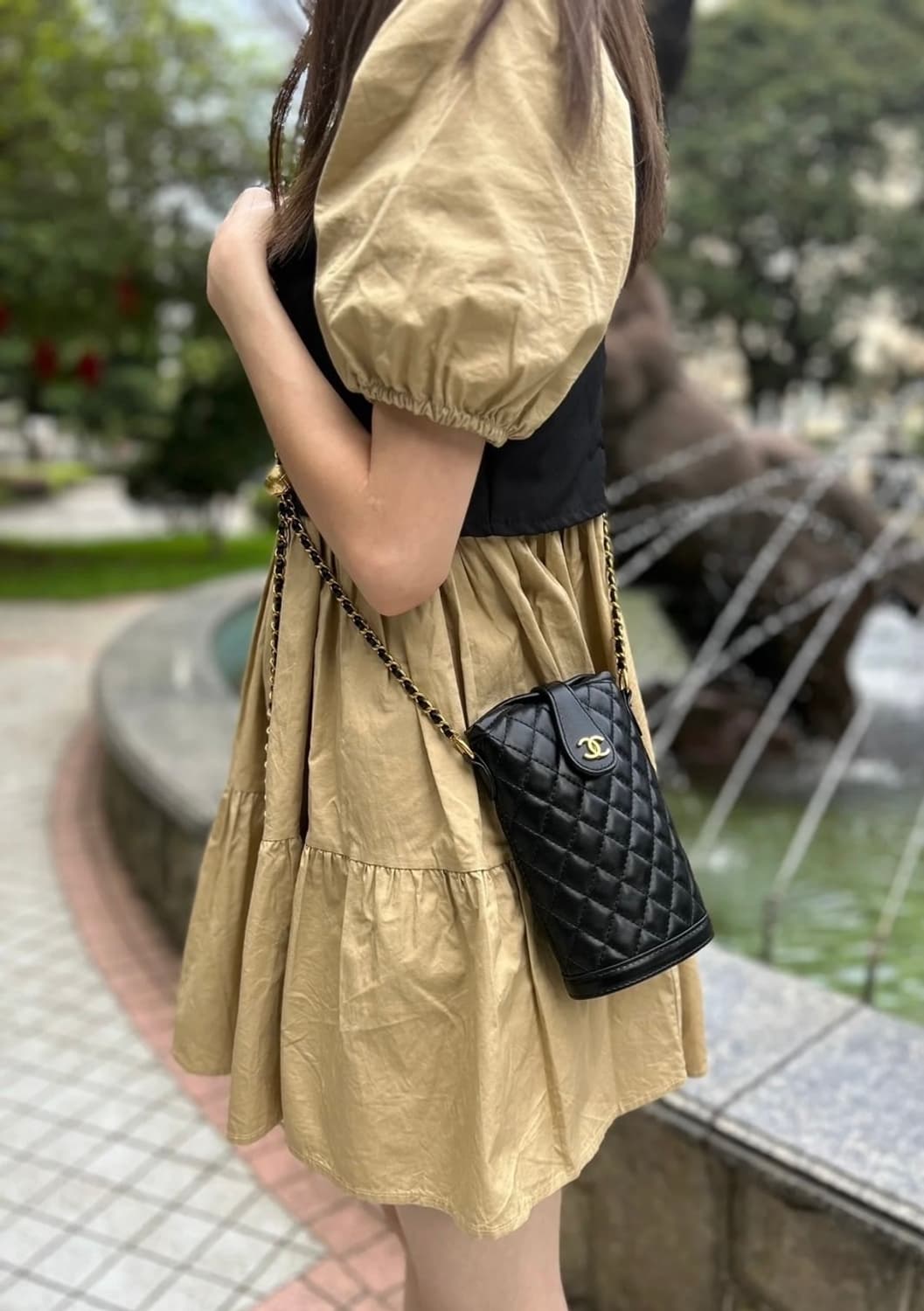  샤넬뷰티 뉴 포테이토 미니백 골든볼 블랙 체인 크로스백 상품이미지10