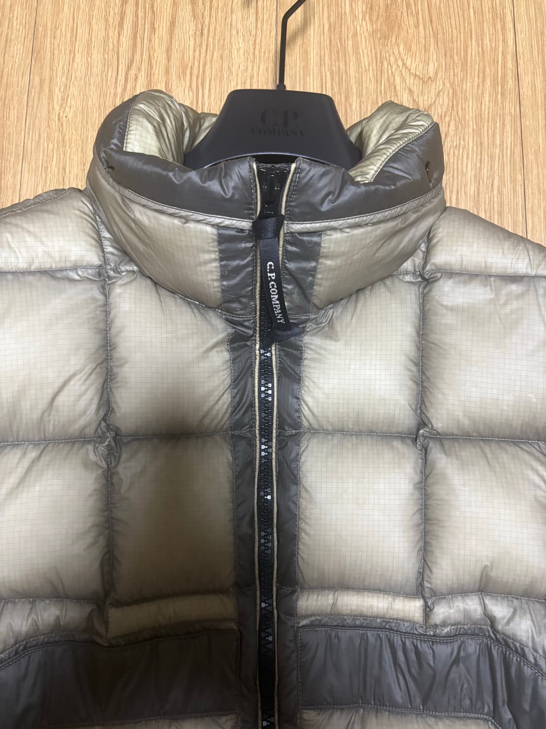 [M] C.P. 컴퍼니 DD 쉘 후드 쇼트 다운 자켓 카키 베이지 상품이미지2