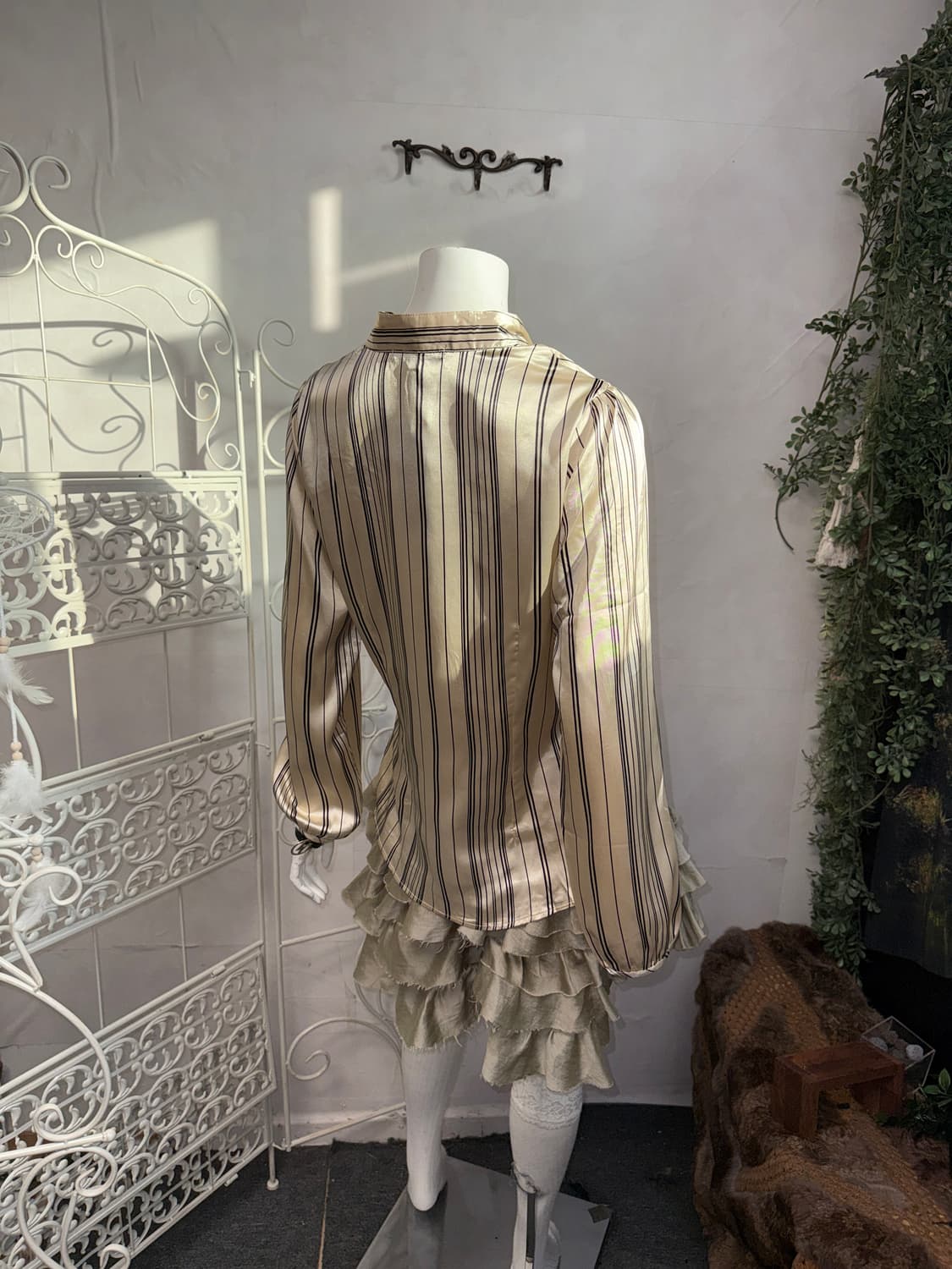 White gold satin stripe pleated blouse  상품이미지6