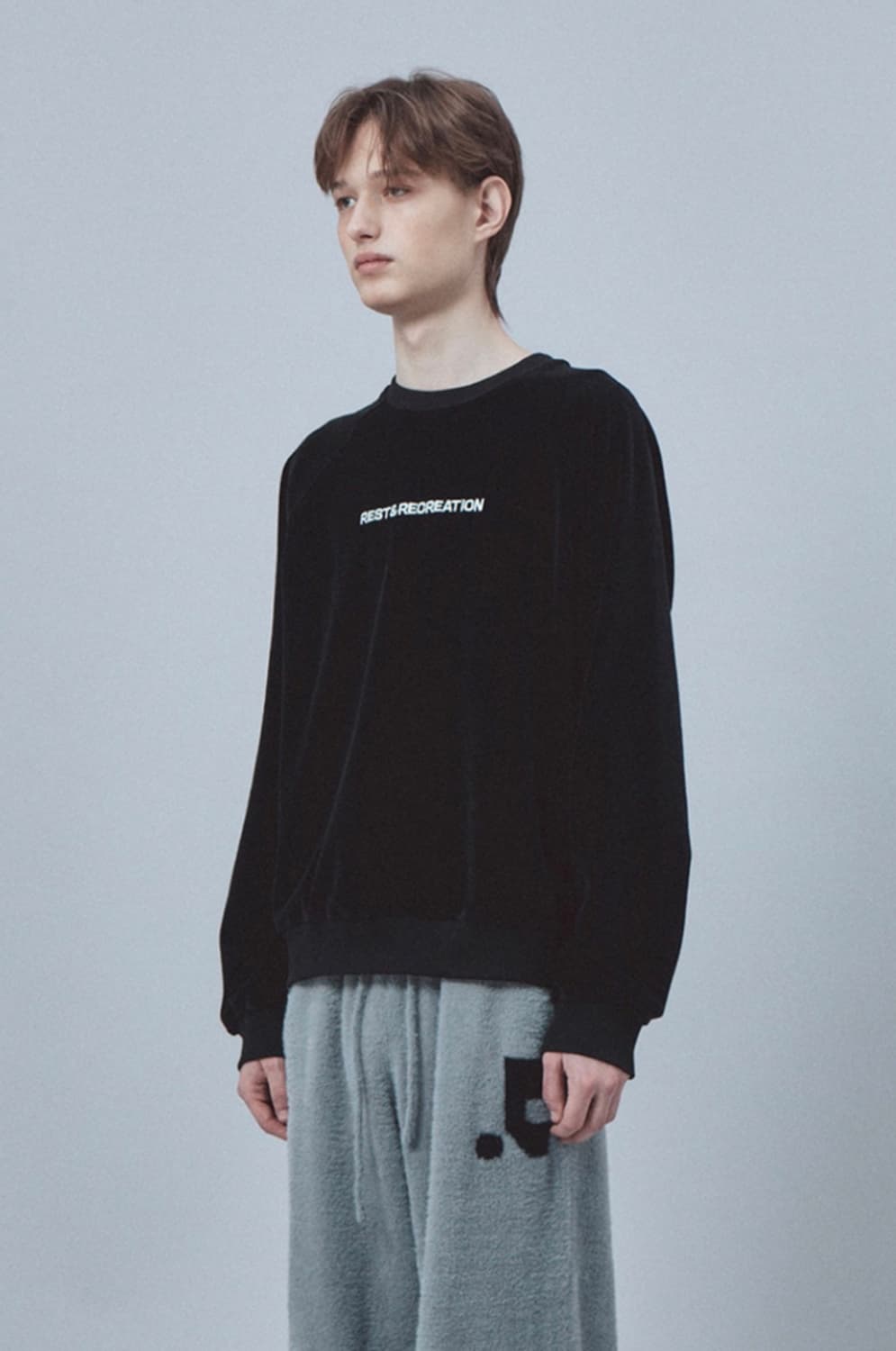 레스트앤레크레이션 벨벳 로고 맨투맨 블랙 상품이미지5
