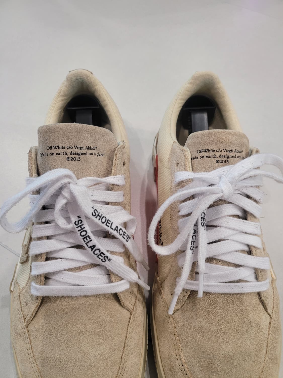 시선을 사로잡는 한 끗 차이, 오프화이트 벌카 스니커즈 OFF WHITE 상품이미지4