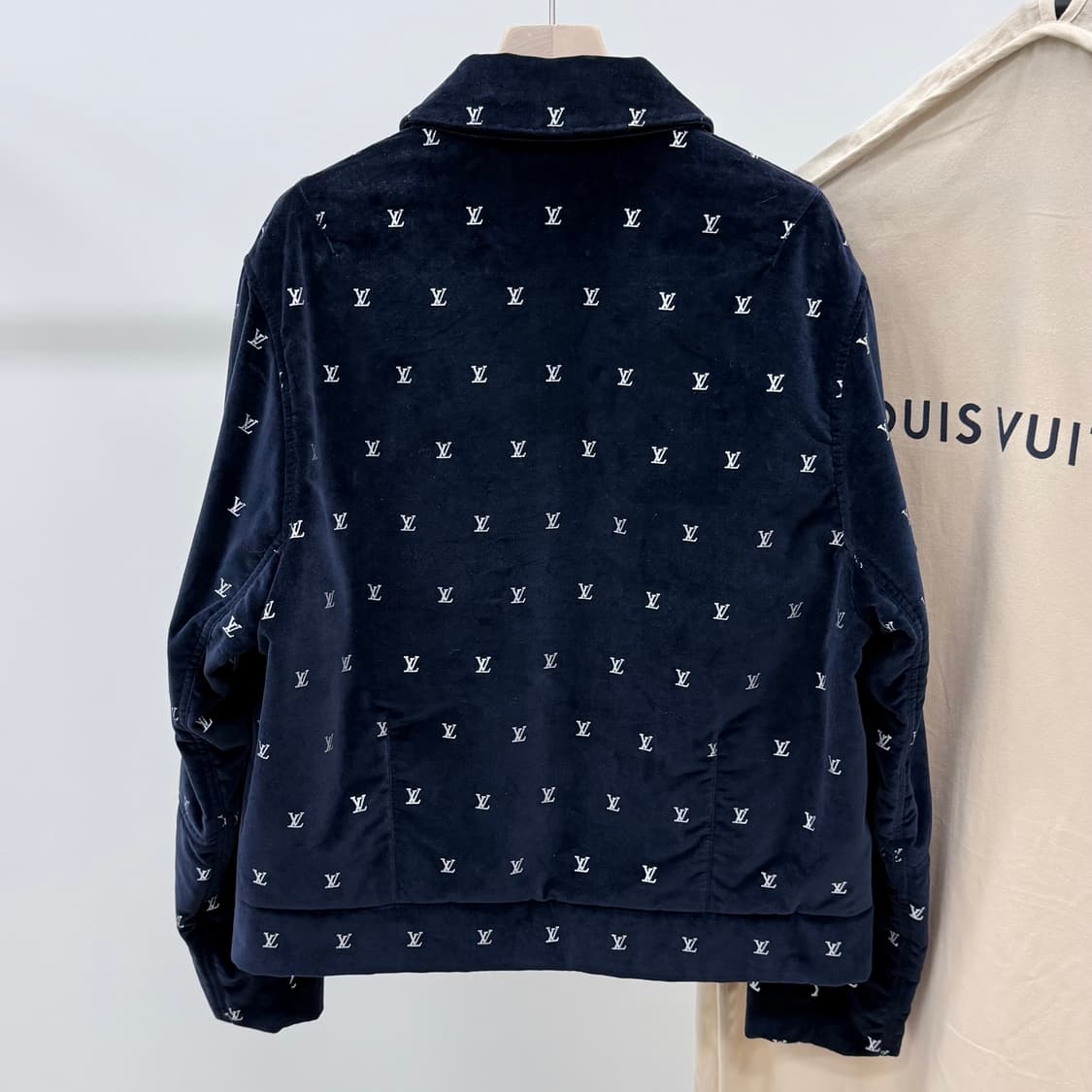 [S+급/48] 루이비통 LV 벨벳 이브닝 모노그램 블루종 자켓 상품이미지4