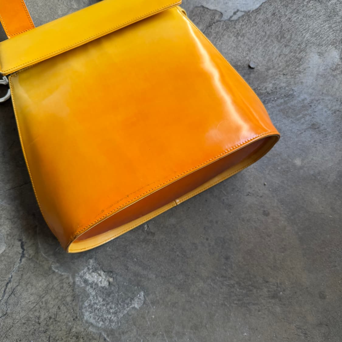 페레가모 그라데이션 간치니 지퍼 숄더백 상품이미지2