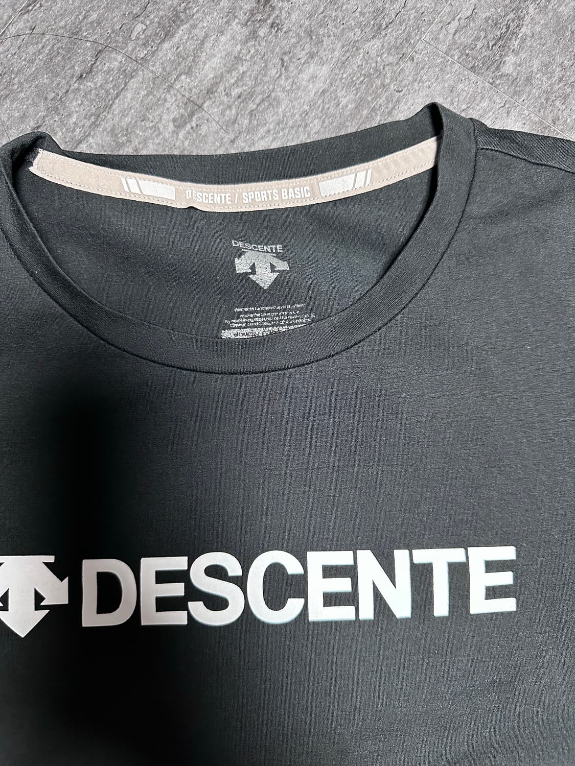 데상트 블랙 기능성 티셔츠 90 상품이미지2