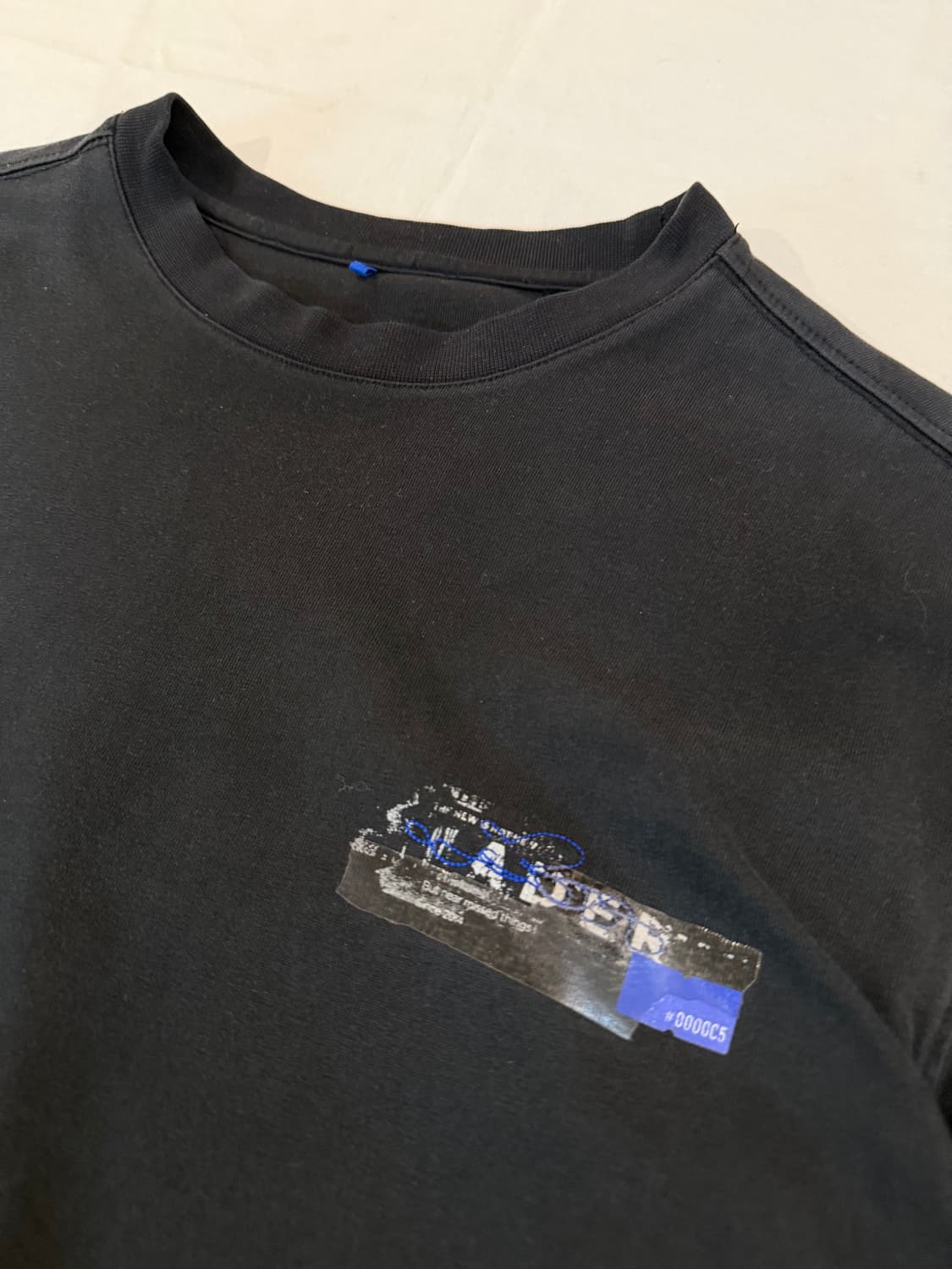 아더에러 21ss 테이프 로고 시그니쳐 라벨 롱슬리브 블랙 상품이미지2