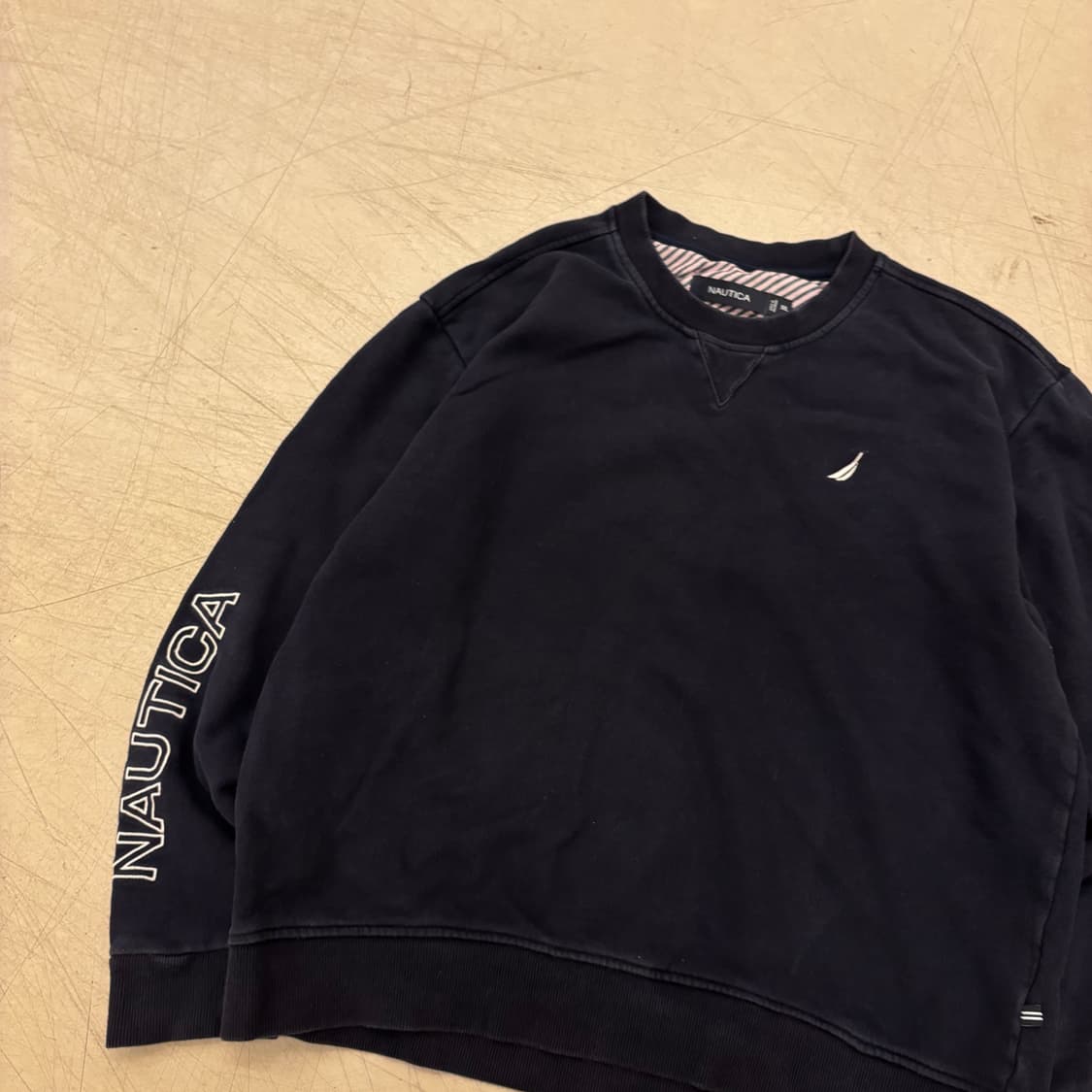 노티카 스몰로고 네이비 맨투맨 상품이미지2