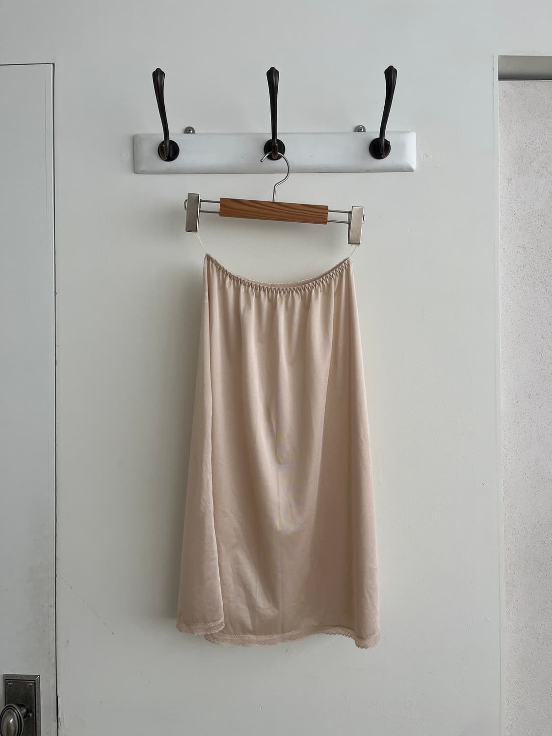 Beige slip skirt 상품이미지1
