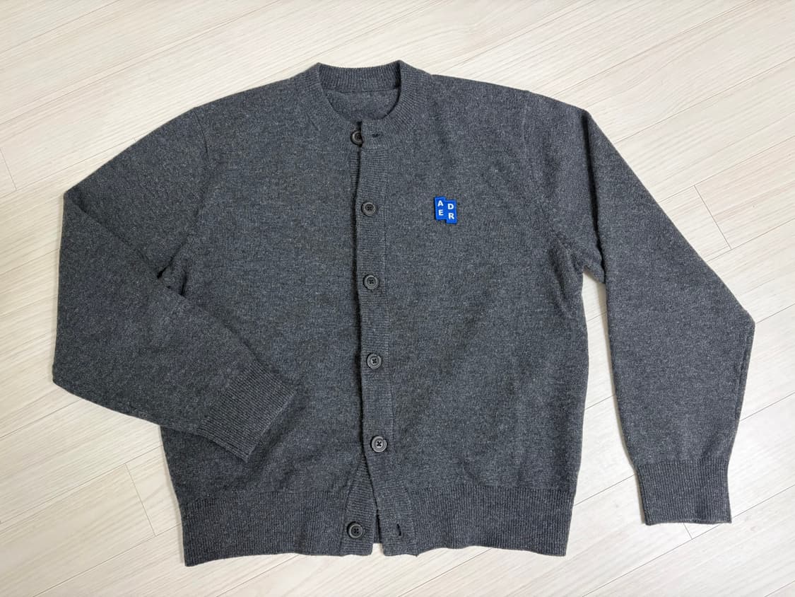 아더에러 시그니피컨트 TRS/BL 태그 가디건 02 차콜 상품이미지1