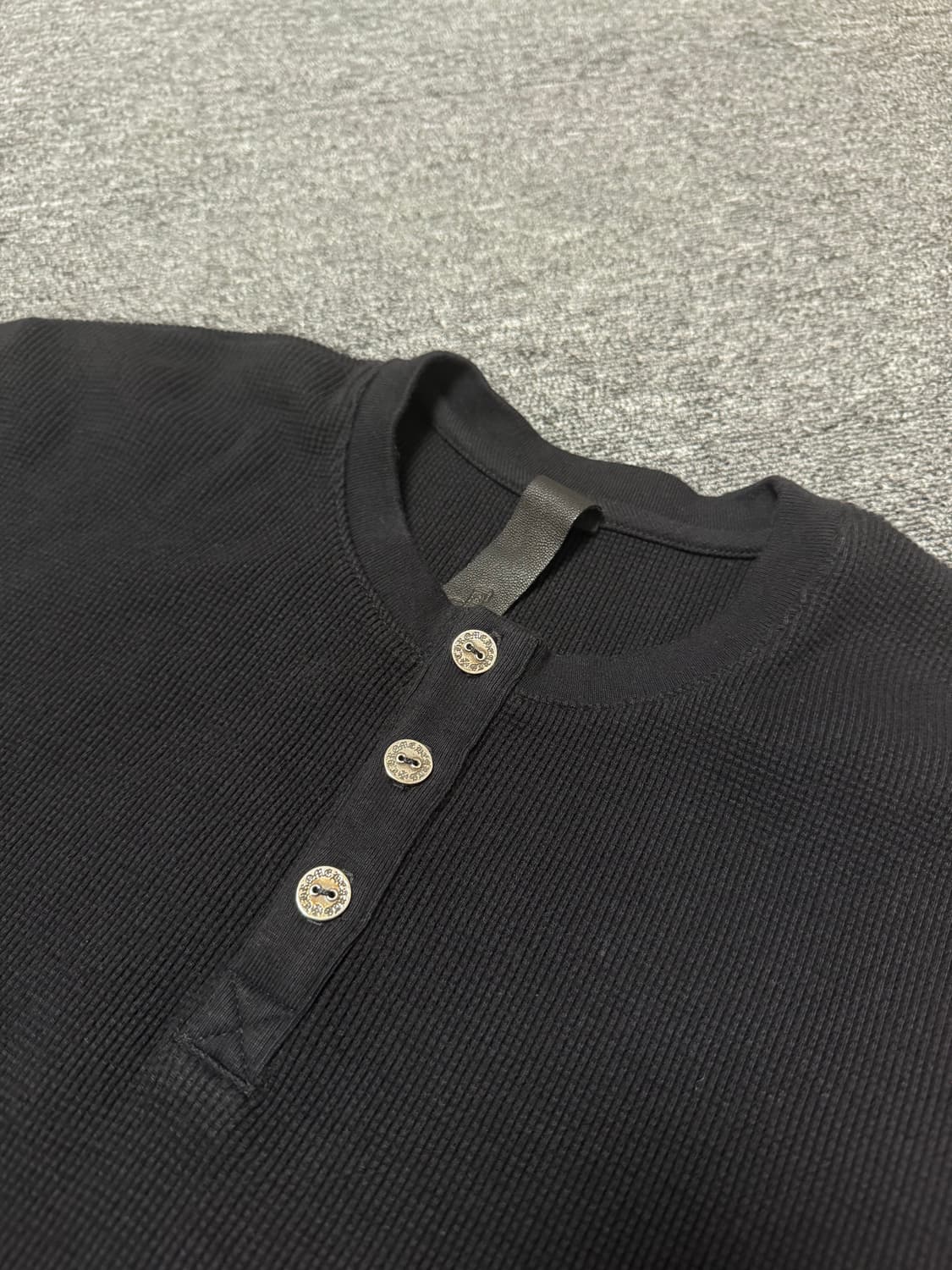 [XL] 크롬하츠 세메터리 크로스 헨리넥 와플 니트 블랙 상품이미지3