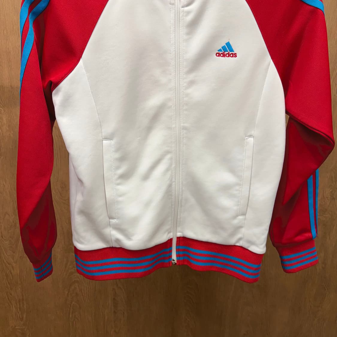 아디다스 져지 레드 배색 블루 삼선 로고 자수 디테일 아이보리 상품이미지5