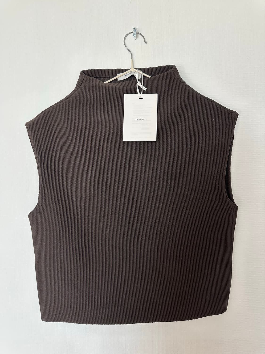 아모멘토 브라운 하프넥 민소매 크롭 베스트 슬리브 상품이미지1