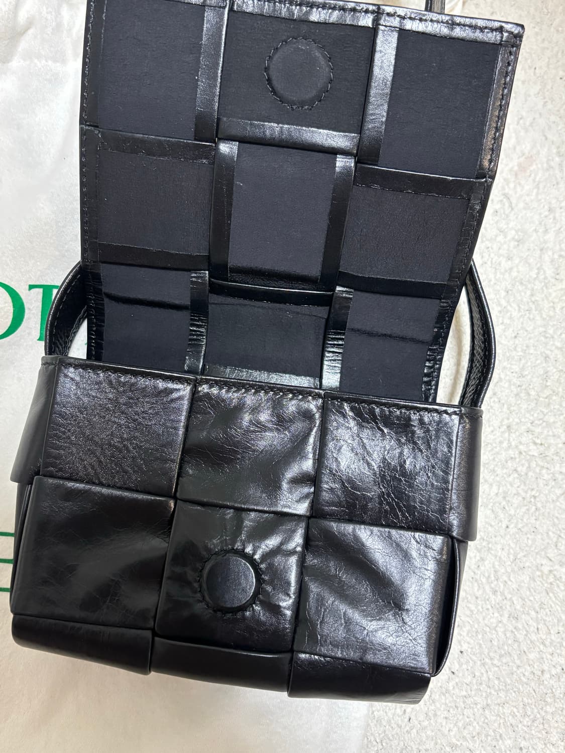 보테가 베네타 미니 레더 카세트백 블랙 상품이미지3