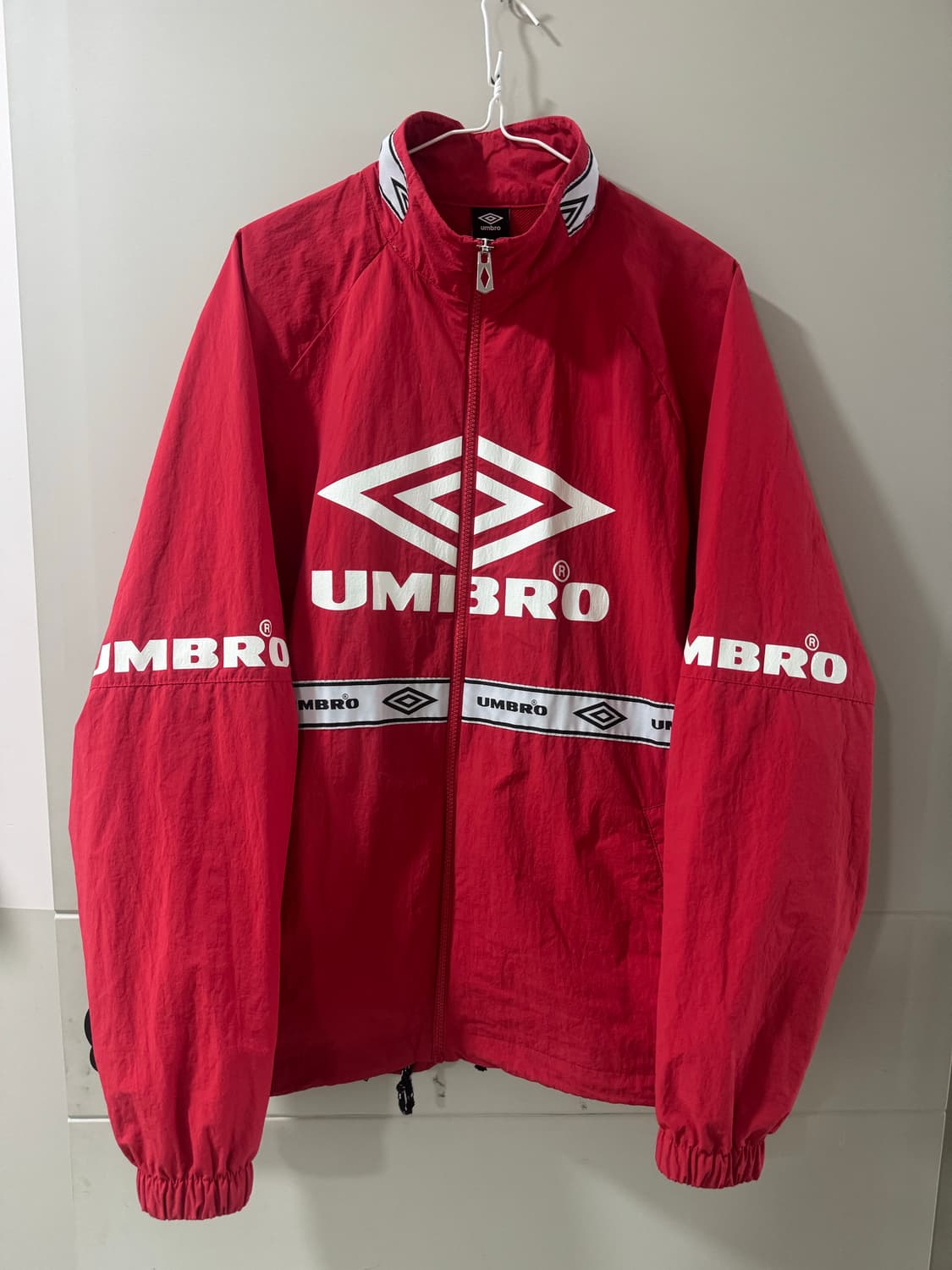 엄브로 멀티로고 우븐 바람막이  상품이미지1