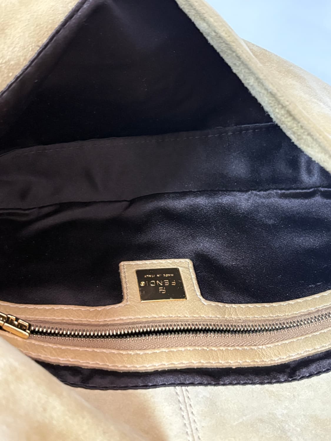 펜디 스웨이드 바게트백 베이지 상품이미지8