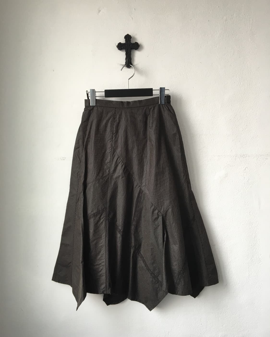 Line detail unbalanced skirt 상품이미지1