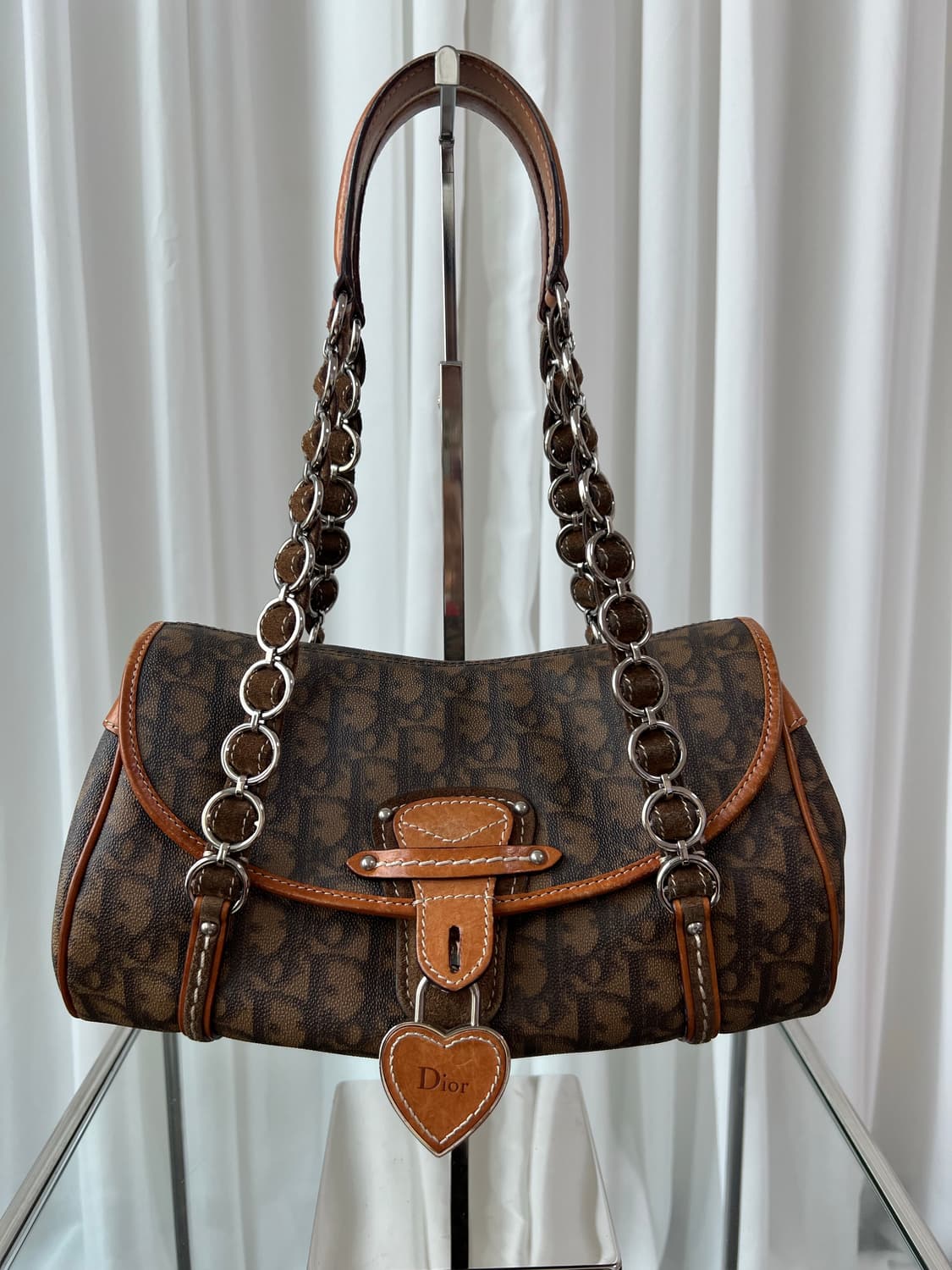 디올 로맨틱 트로터 하트 참 숄더백 상품이미지4