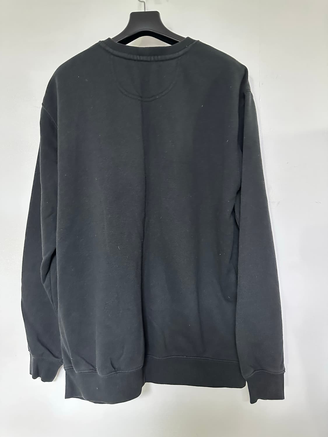 칼하트 포켓 블랙 맨투맨 상품이미지2