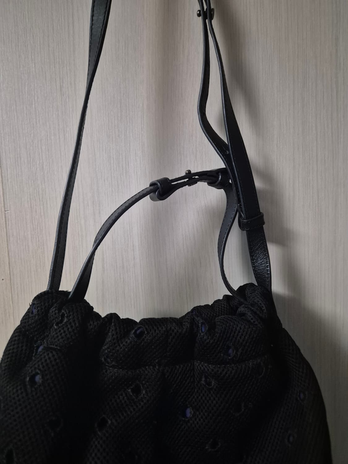 구호(KUHO) 블랙 펀칭 항아리 버킷백 상품이미지3