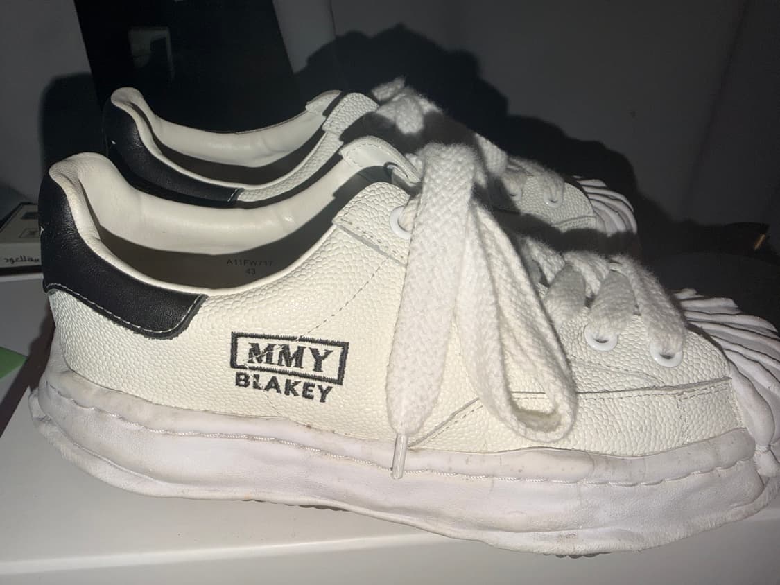 메종 미하라 야스히로 블레이키 OG 솔 엠보스 레더 로우탑 스니커즈 화이 상품이미지4