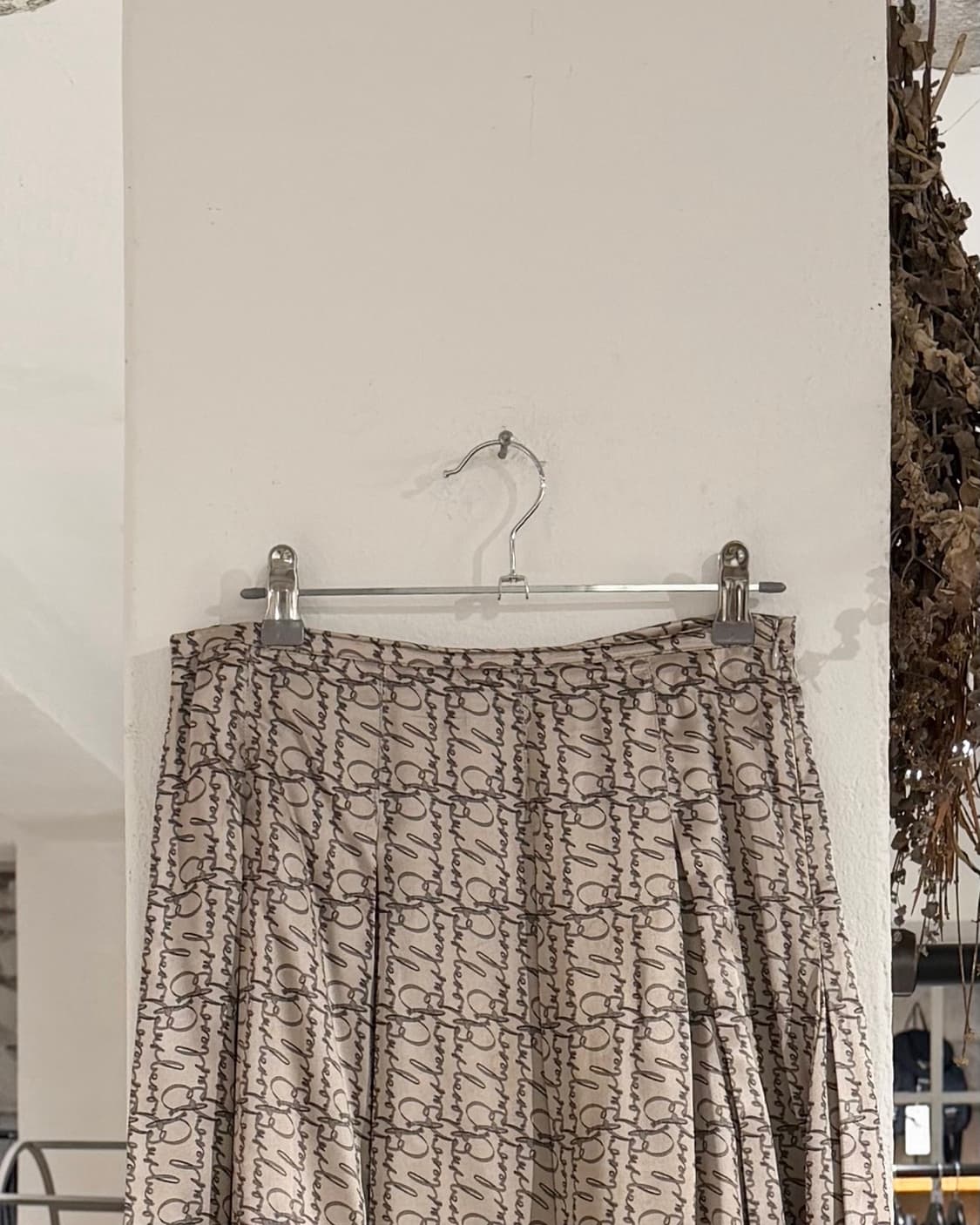 버버리 베이지 새틴 프린팅 플리츠 미디스커트 상품이미지2