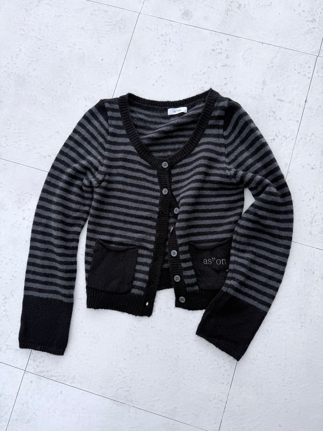 애즈온 NUT POCKET CARDIGAN 포켓 가디건 스트라이프 블랙 상품이미지1