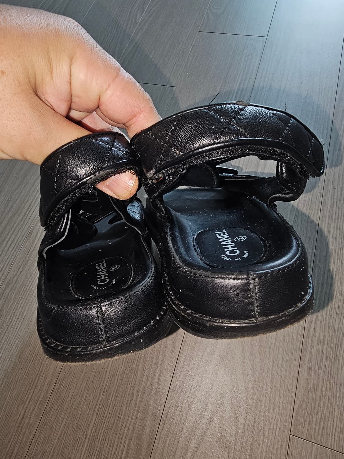 샤넬 벨크로 퀄팅 가죽 샌들(일부하자) 상품이미지2