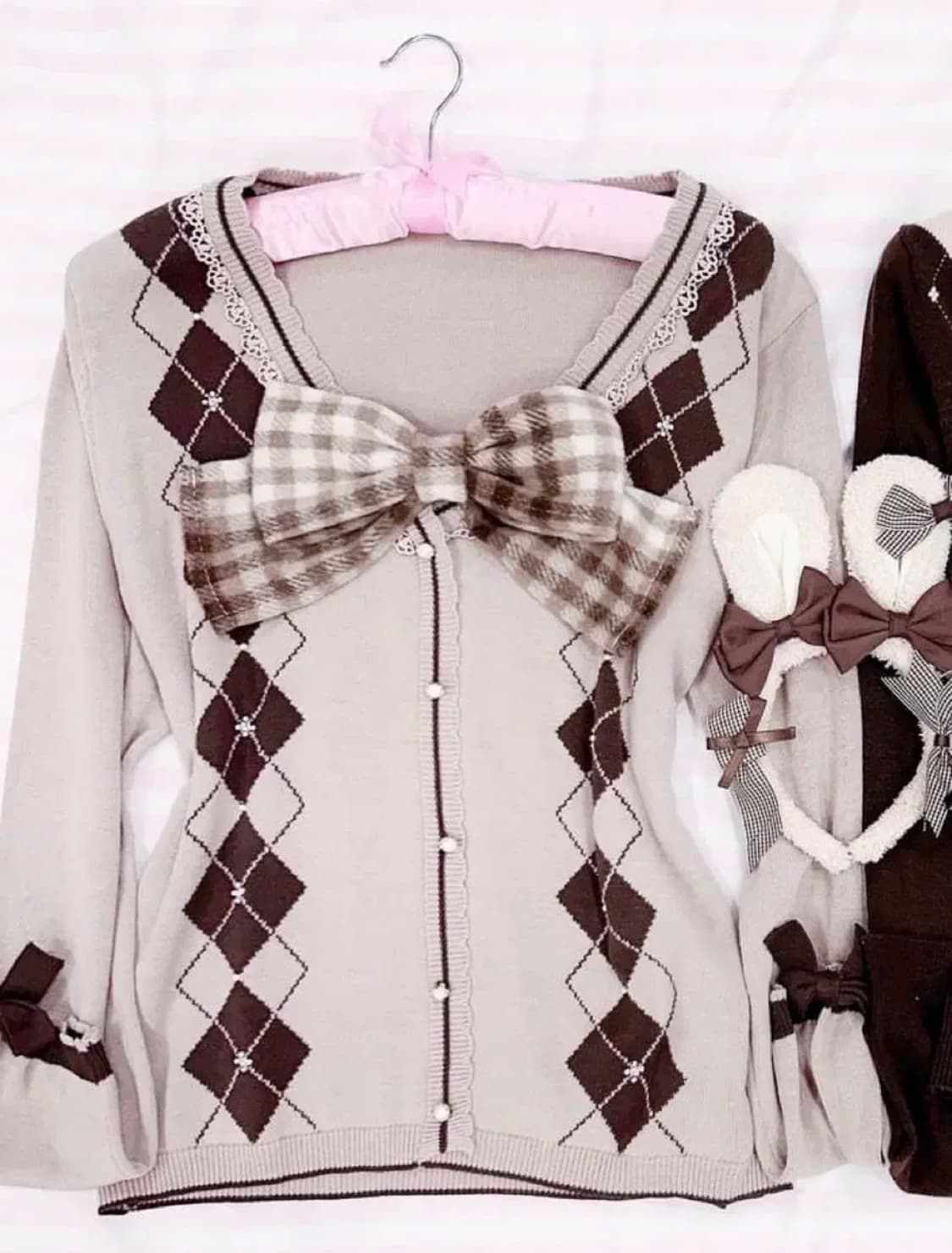 엑시즈팜 라떼 아가일 브이넥 니트 상품이미지1