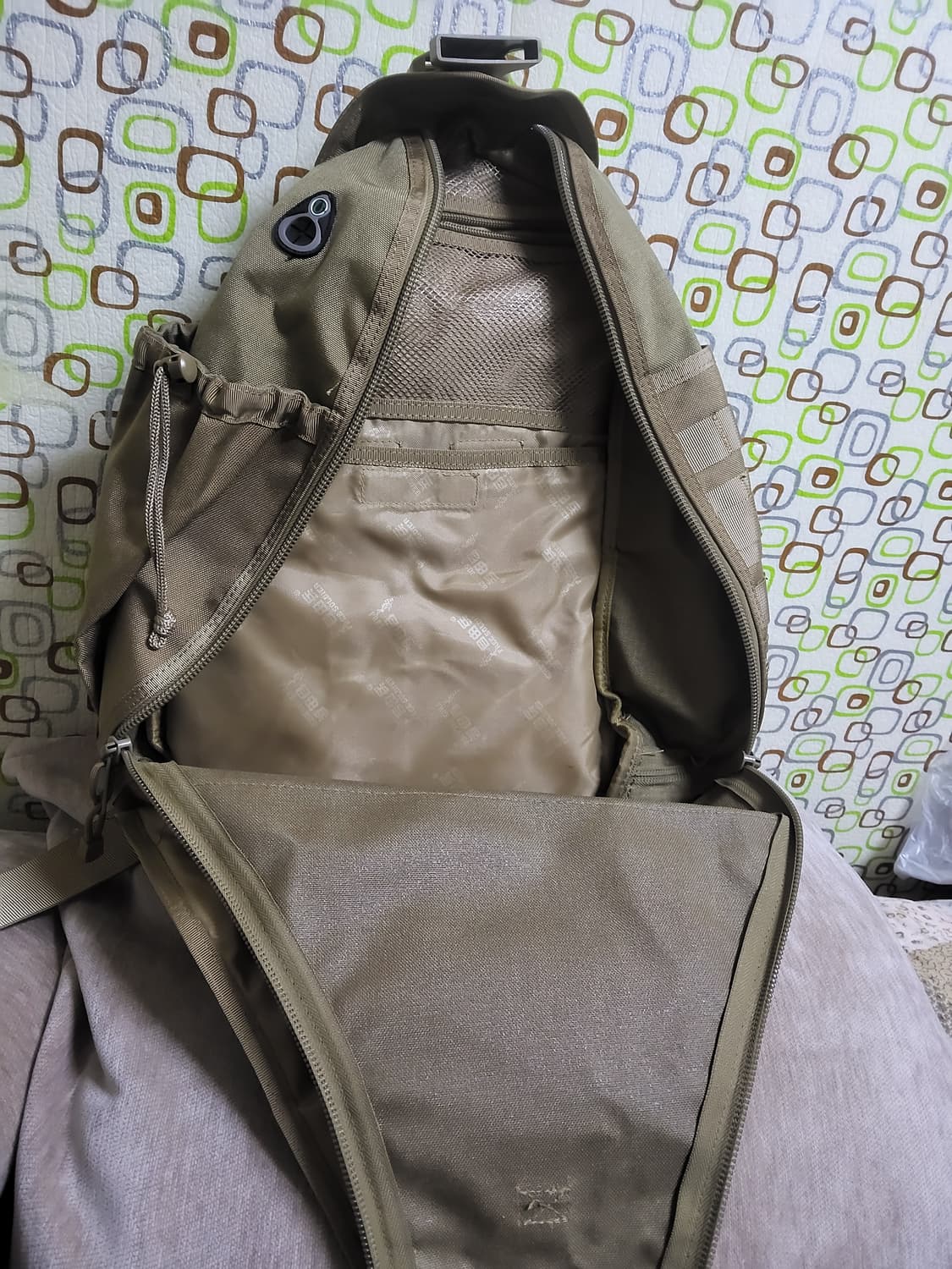 프리솔져 24시 슬링백 카키색  상품이미지6