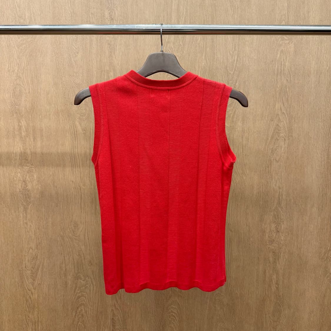 버버리 골프 슬리브리스 민소매 니트 4버튼 디테일 슬림핏 레드 상품이미지3