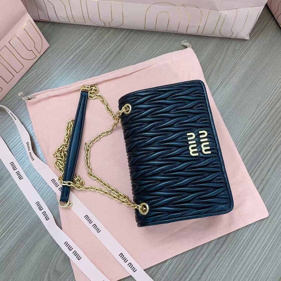 미우 미우 마테라쎄 나파 가죽 미니백 블랙 상품이미지2