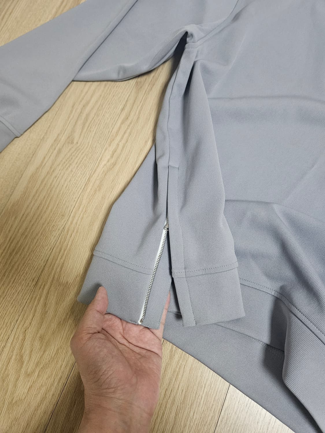 질스튜어트 뉴욕 세미오버핏 지퍼 디테일 맨투맨 상품이미지6