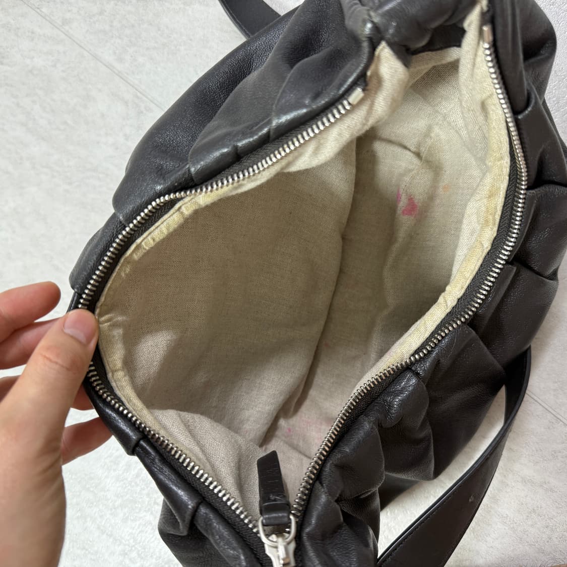 던스트 양가죽 호보백 크로스백 상품이미지3