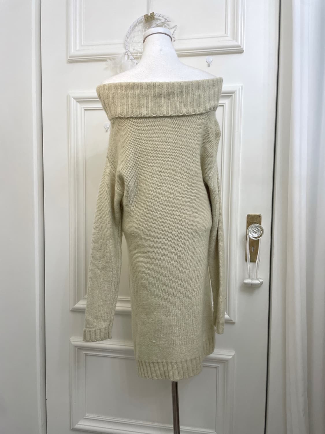 beige ivory twist off-shoulder opc 상품이미지3