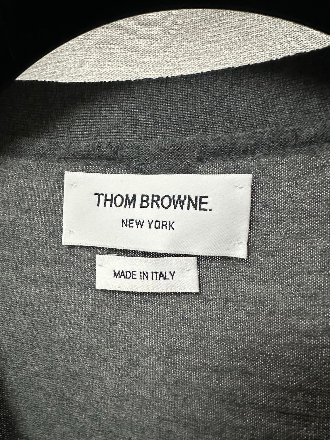 톰브라운 4선완장 울 가디건 그레이 (0) 상품이미지6