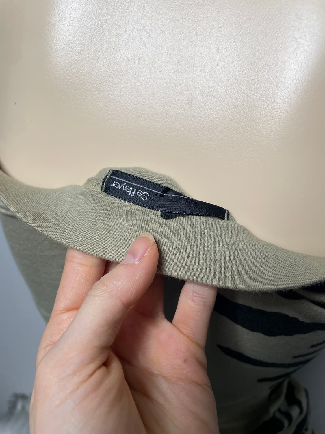 오네갸루 지브라 골드 레터링 슬리브리스 탑 상품이미지3