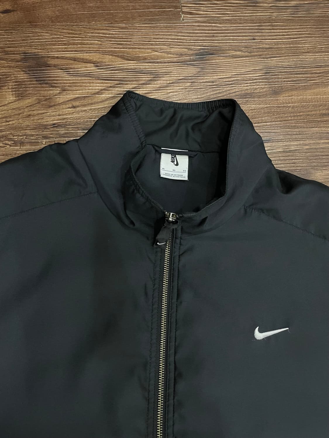 나이키 NRG 솔로 스우시 사틴 봄버 자켓 블랙 블리치드 코랄 상품이미지2