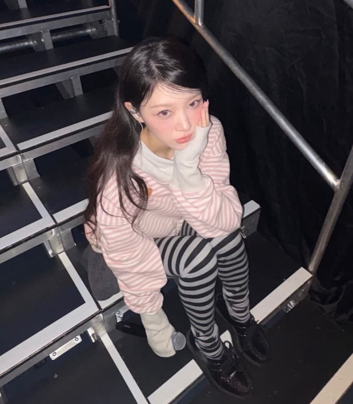 (아일릿 모카 착용) 더뮤지엄비지터 후드집업 블랙 색상 상품이미지1