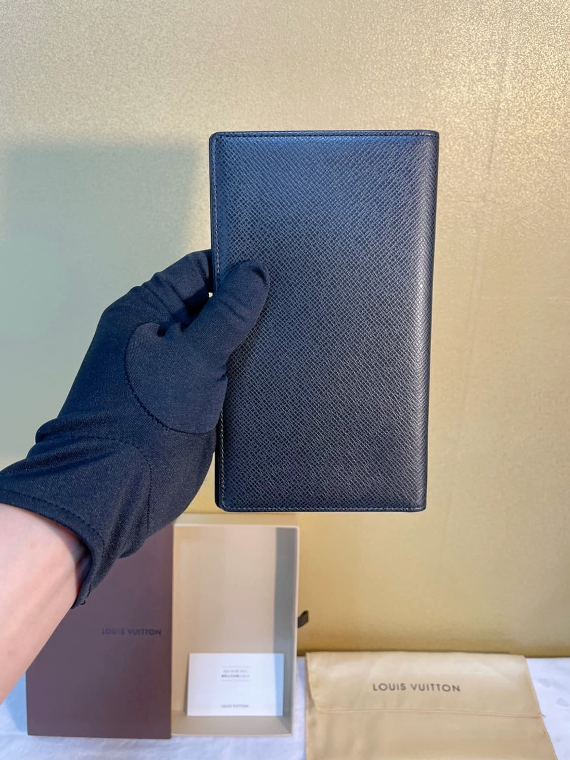 루이비통 타이가 여권장지갑 상품이미지3