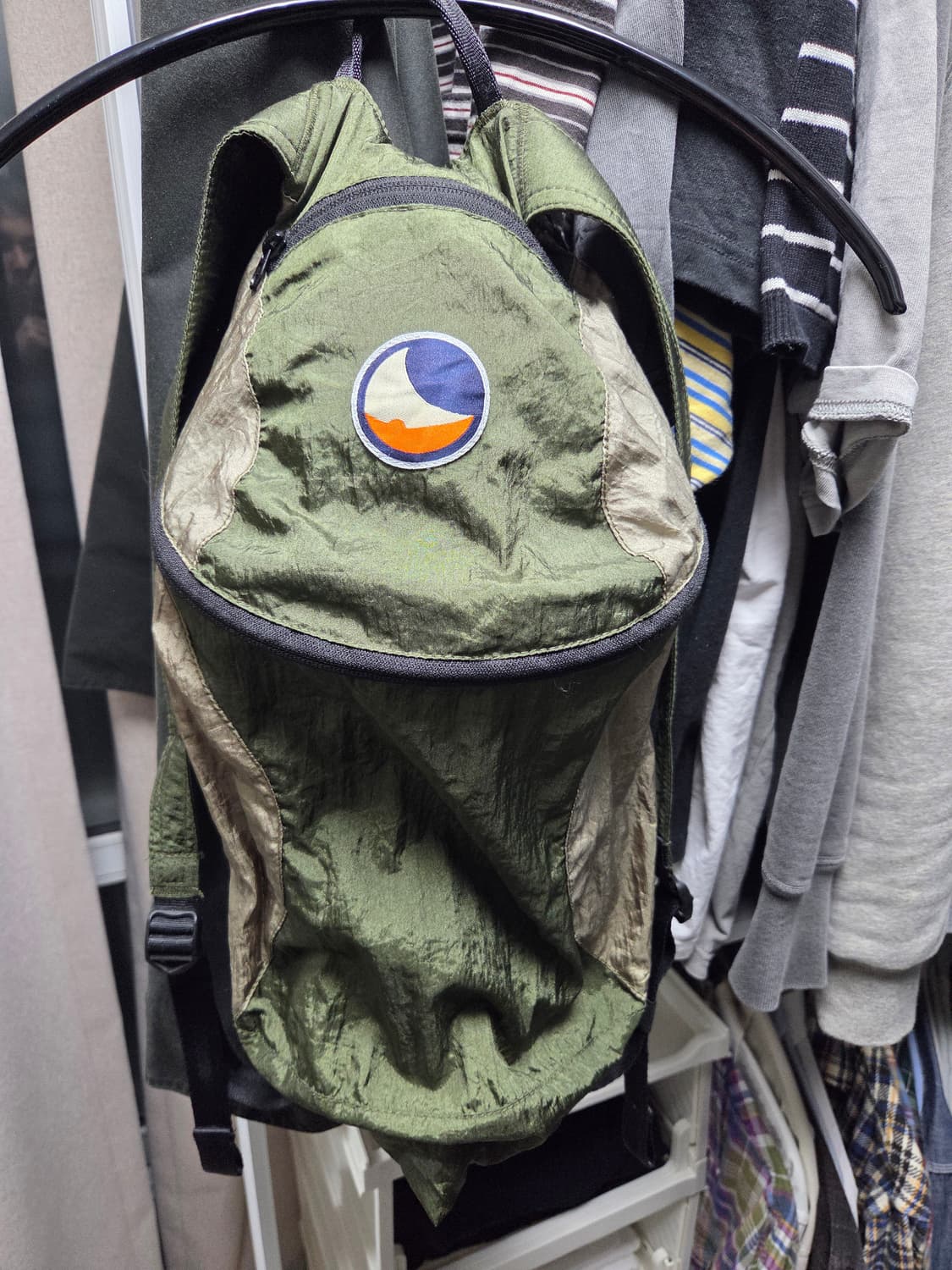 티켓투더문 15L 카키색 상품이미지1