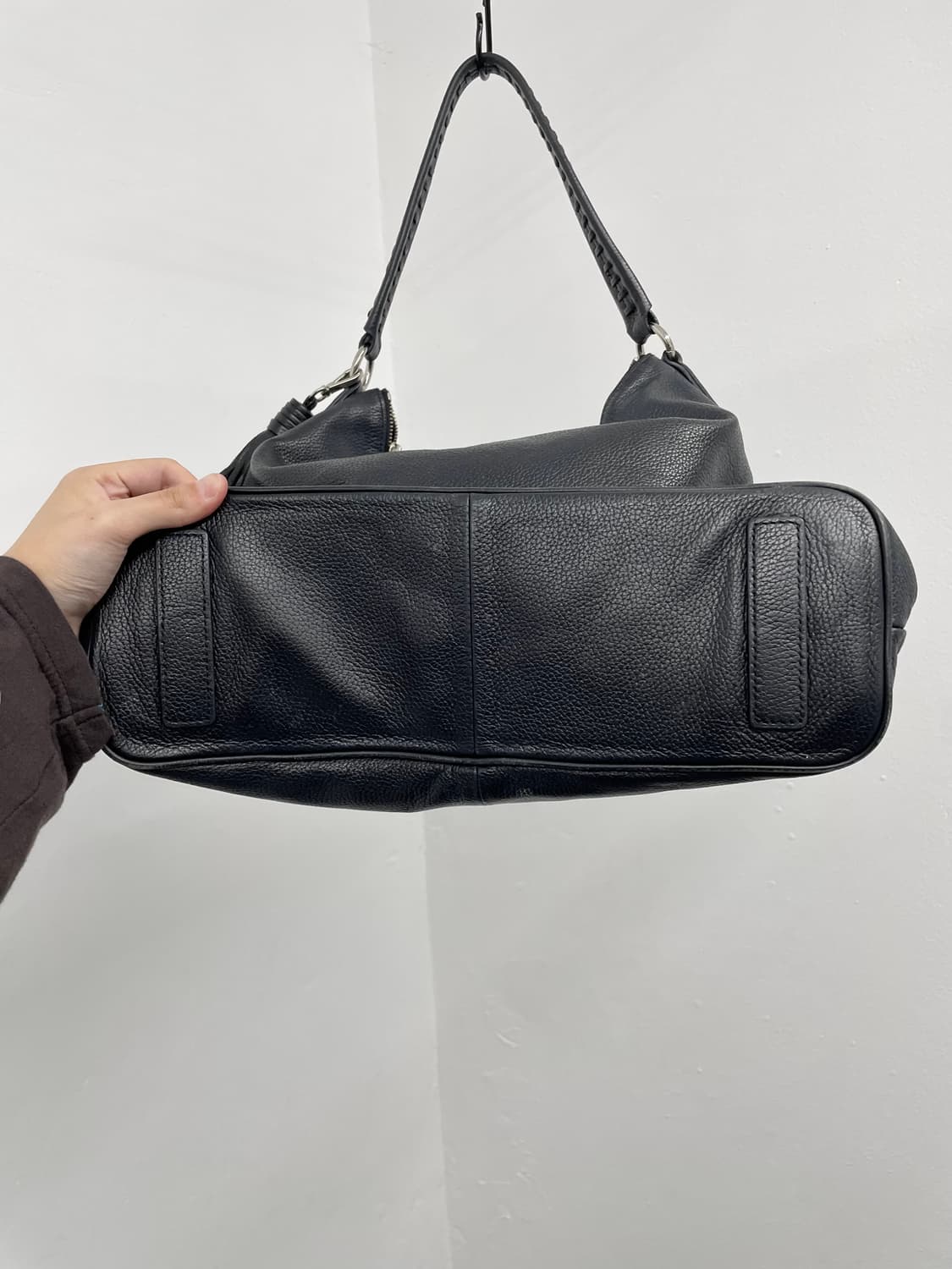 앤클라인 블랙 레더 태슬 호보백 상품이미지7