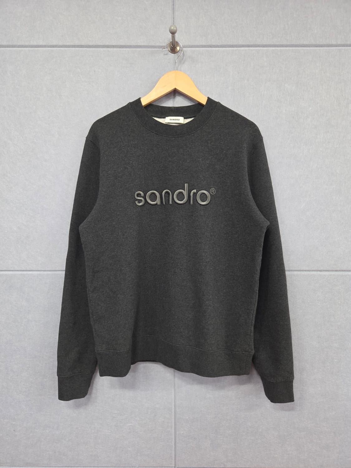 SANDRO 산드로 센터 로고 엠보싱 기모 맨투맨 상품이미지1