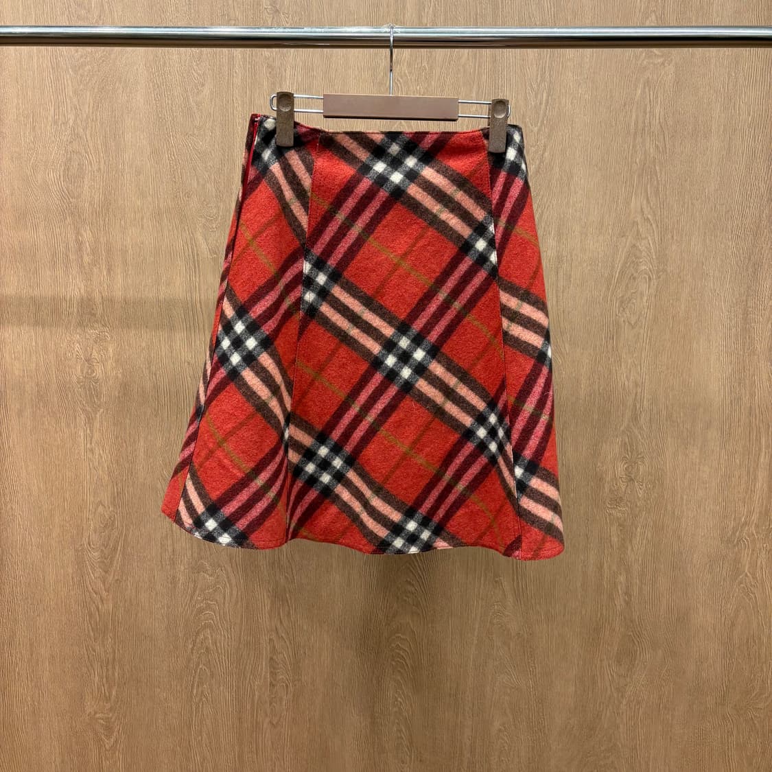 버버리 울 미디 스커트 체크 패턴 박스 플리츠 디테일 A라인 레드 상품이미지3