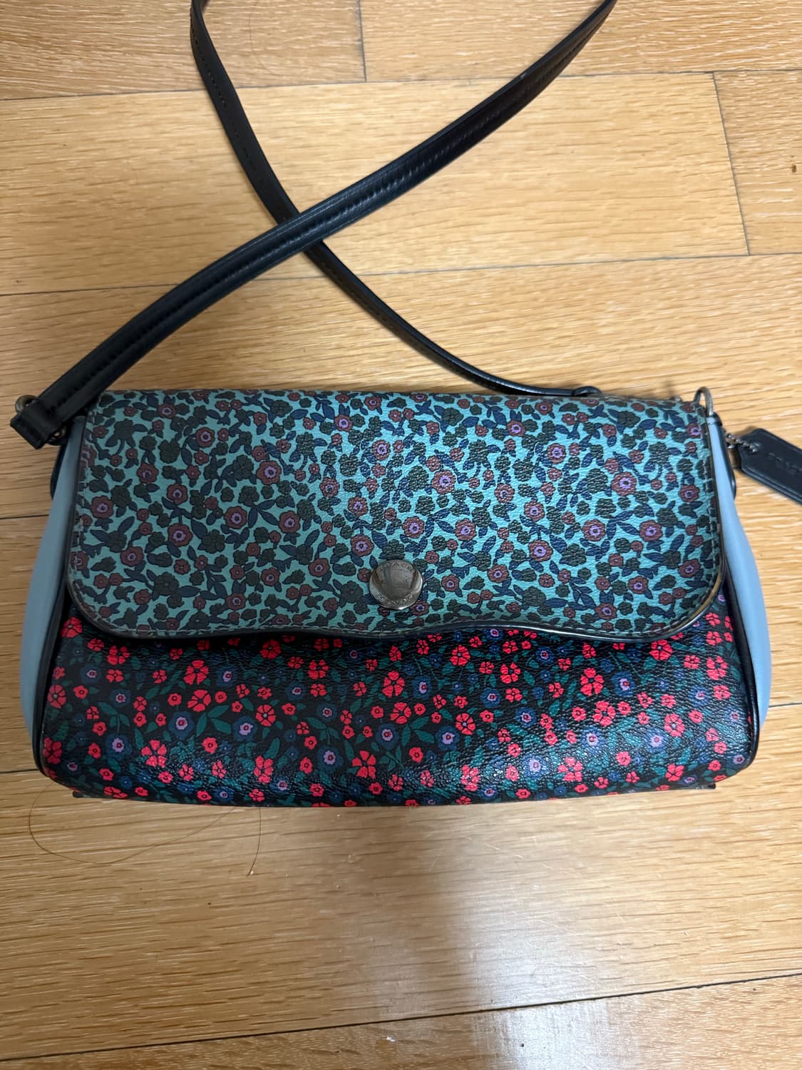 코치(Coach)의 플로럴 프린트 리버서블 크로스백  상품이미지3