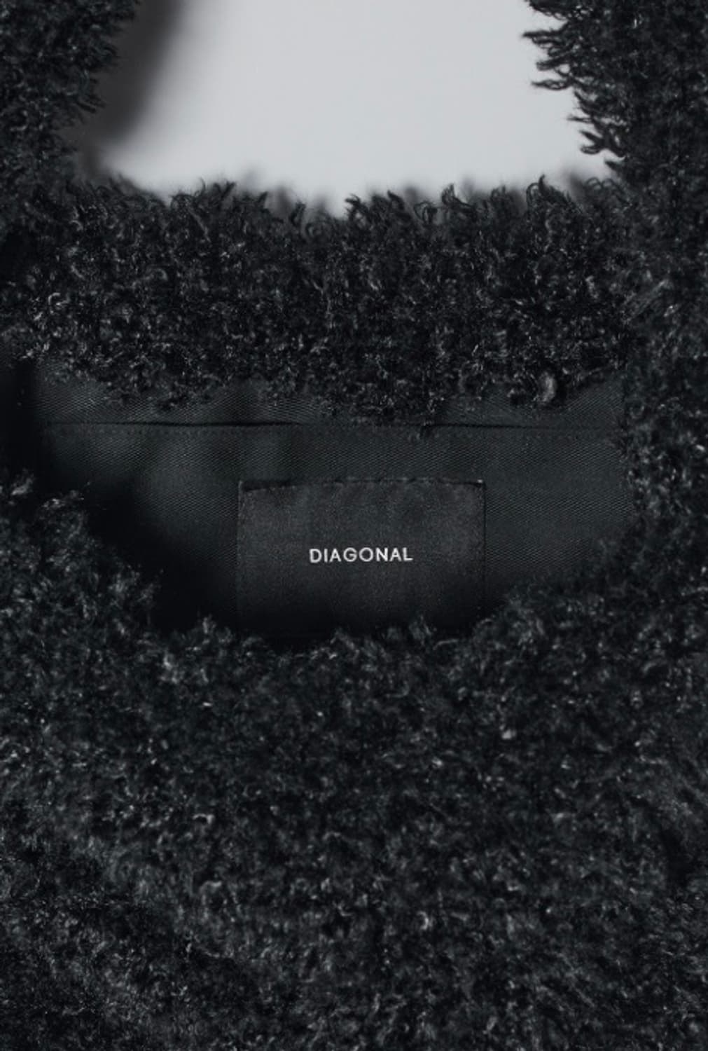다이애그널 컬리 퍼 백 블랙 상품이미지4