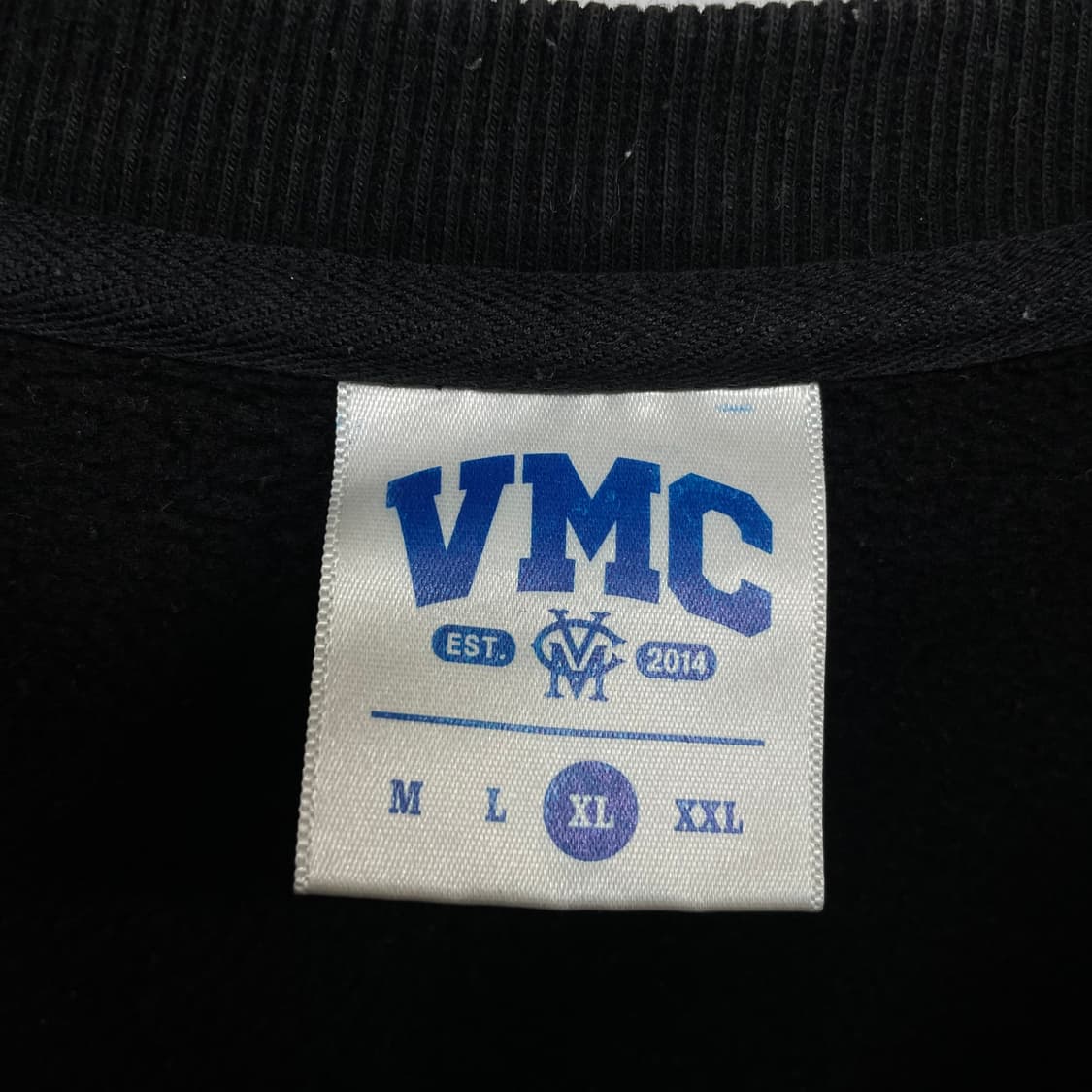 VMC 굿즈 스펠 로고 맨투맨 블랙 상품이미지5