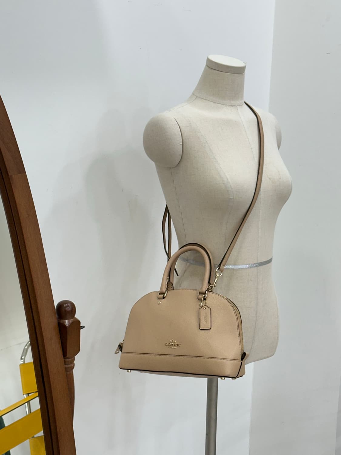 코치 미니 크로스백 상품이미지1