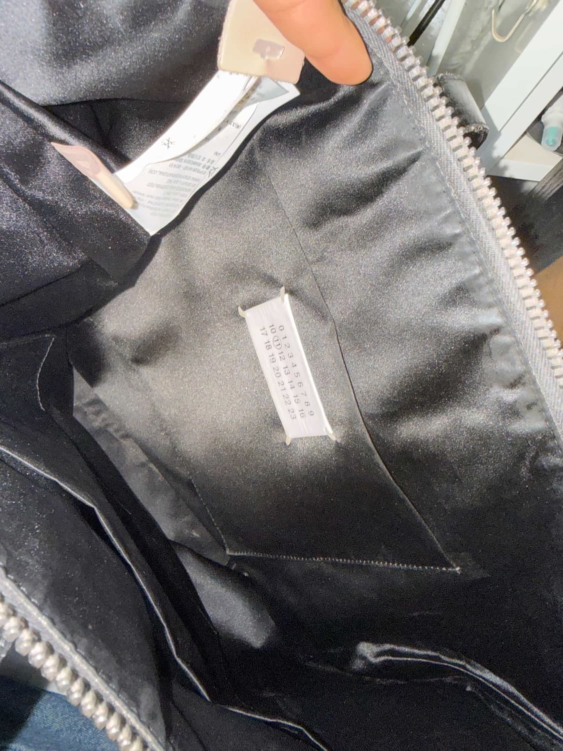 마틴 마르지엘라 레더 핸드 페인팅 토트백 상품이미지3