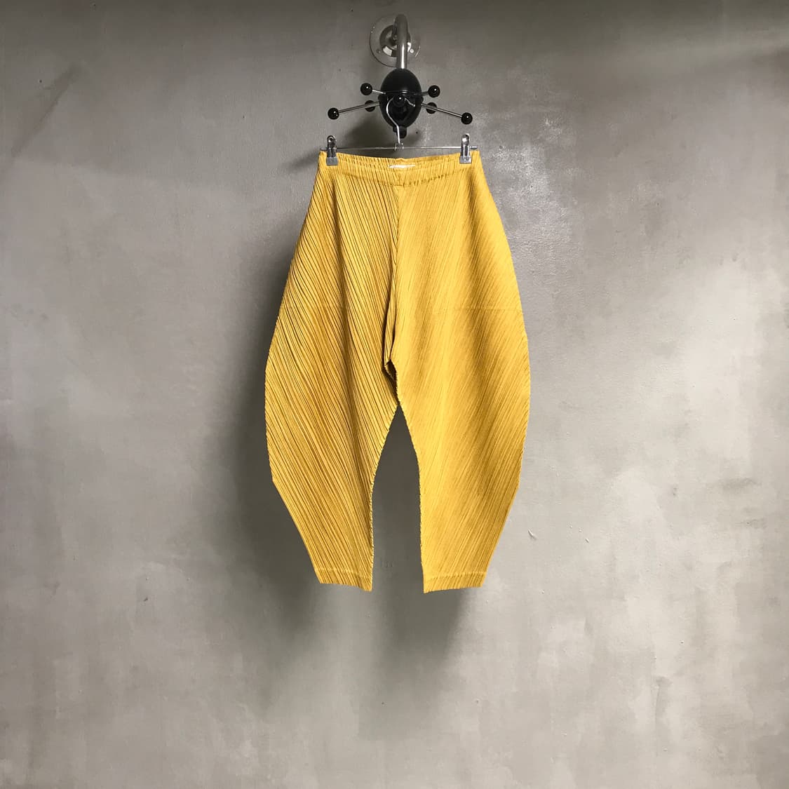 이세이 미야케 플리츠 플리즈 팬츠 옐로 3(W) 상품이미지1